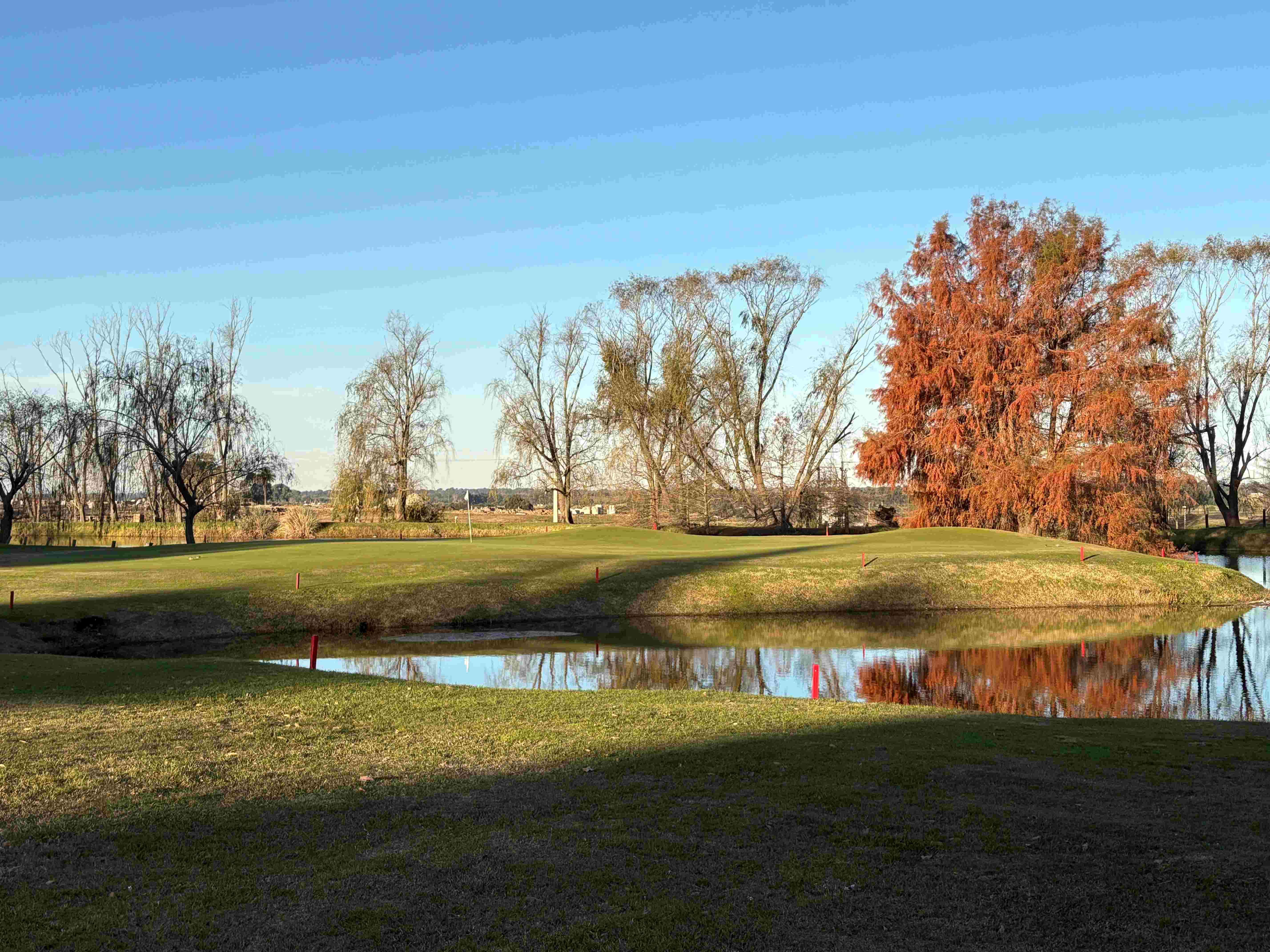 CANCHA DE GOLF: CAMBIO DE AREAS DE PENALIZACIÓN AMARILLAS A ROJAS