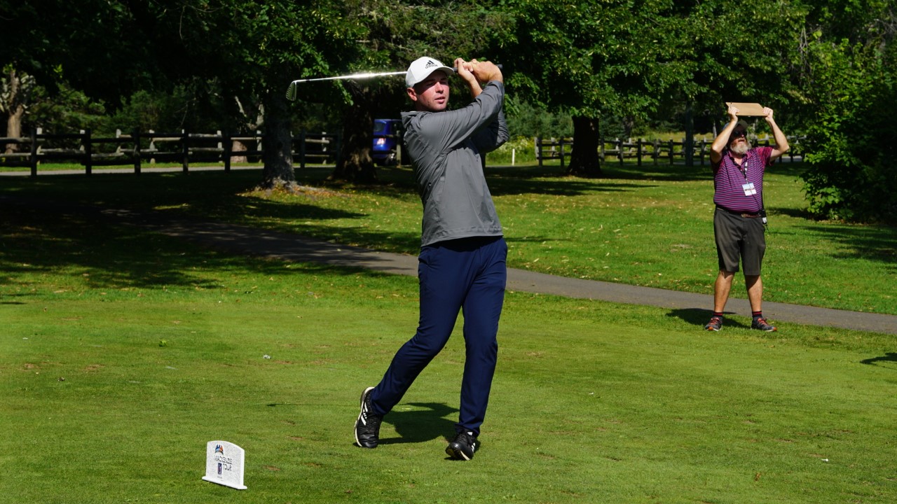 Nine-birdie round vaults Davison into the lead on the Island