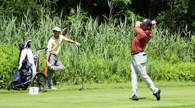 Blair Bursey hangs on to the lead as he looks to go wire-to-wire in Blainville