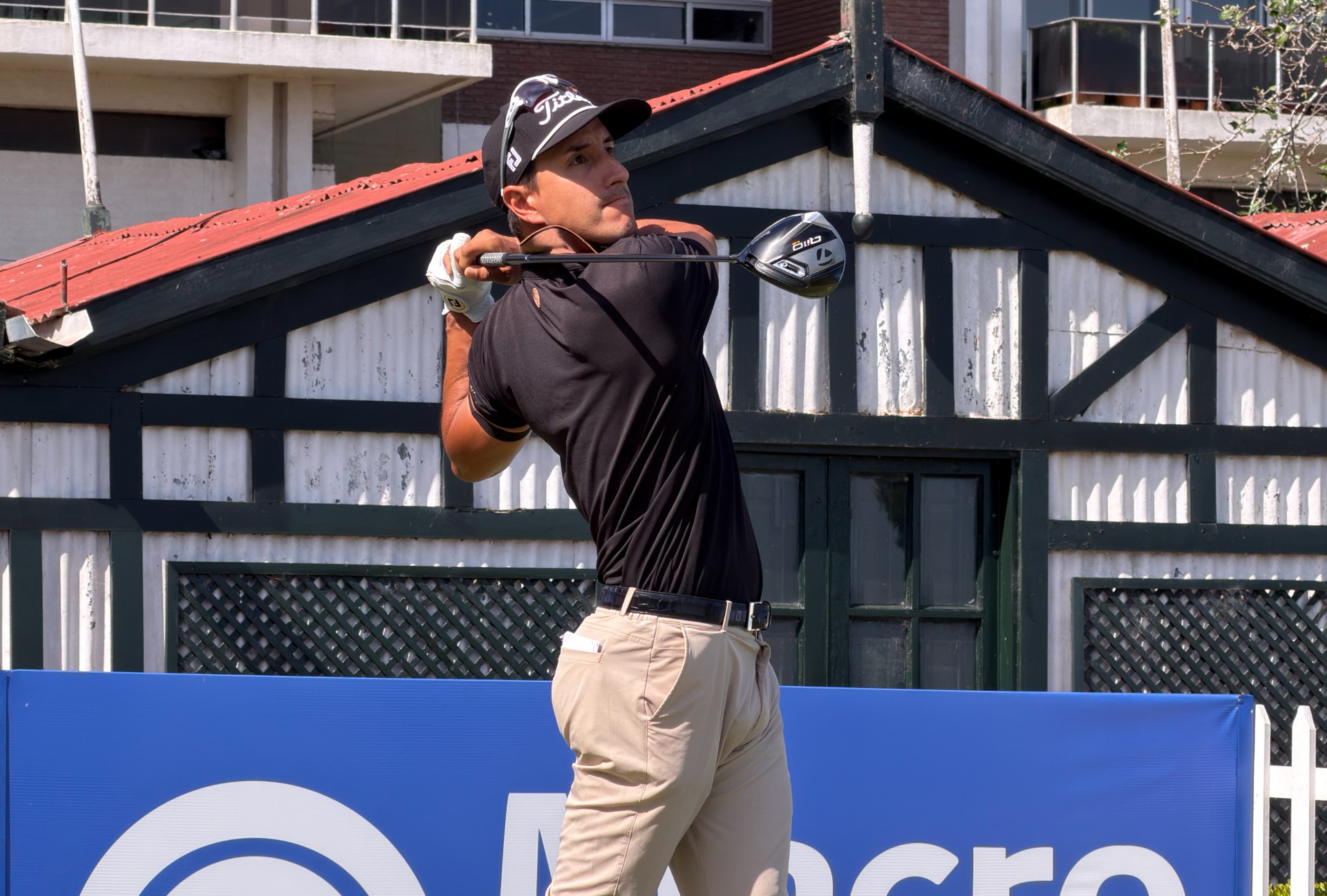 Báez arrancó con un 62 y es líder